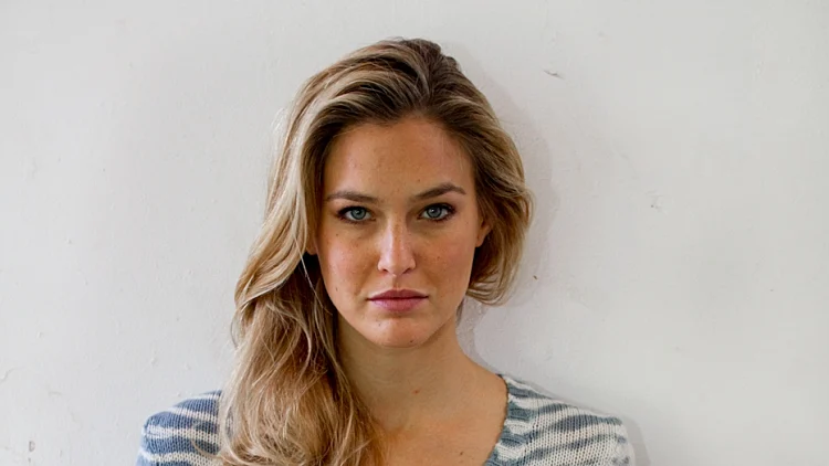 בר רפאלי מחזיקה שלט, עדיין נראית מהמם