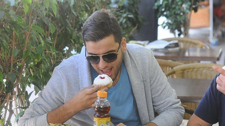 טום קשתי אוכל סופגניה