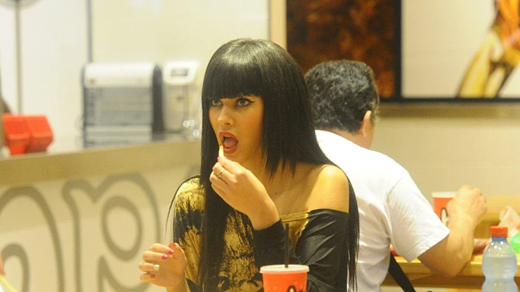 דלית זריהן אוכלת קבב