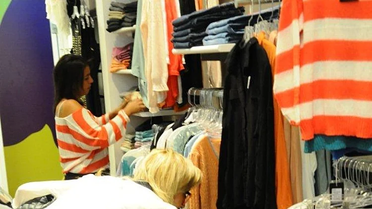 ג'ולייטה קונה בגדים ב-GRIP