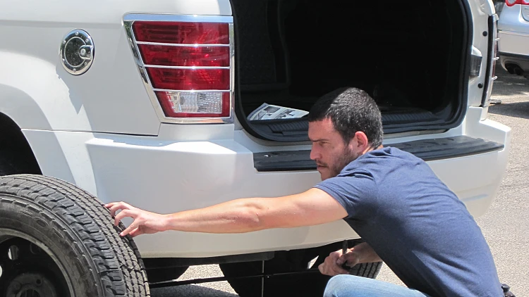 ערן טרטאקובסקי מחליף פנצ'ר