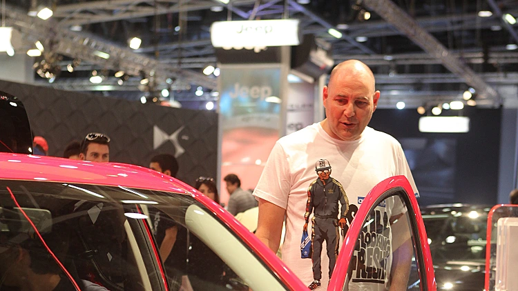 צביקה הדר מלטף אוטו אדום וחסר ישע