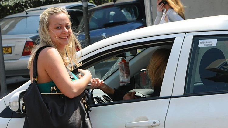 סופי קרבצקי קונה אוכל לכלב