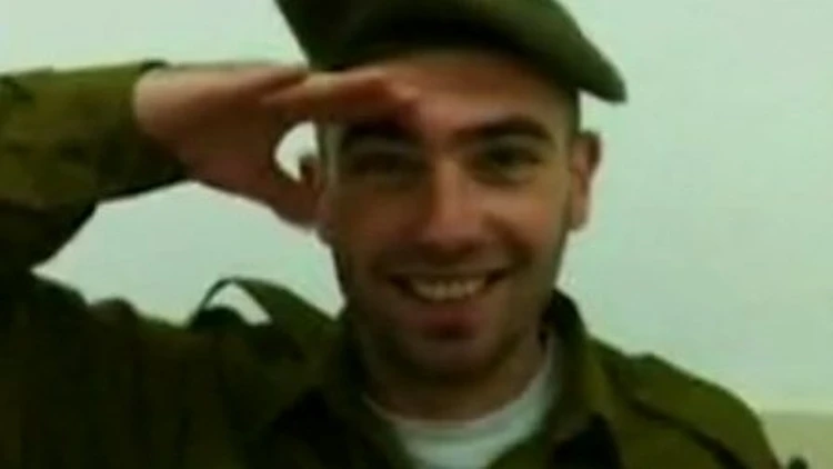 עומר אדם ביום הגיוס במדים