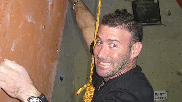 נתן בשבקין מטפס על הקירות