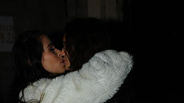 גיל מי? מארינה מקסימיליאן בלומין מתנשקת עם בחורה