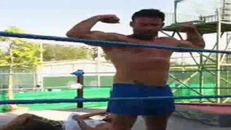 בשבקין עושה שרירים מתוך צינור לילה