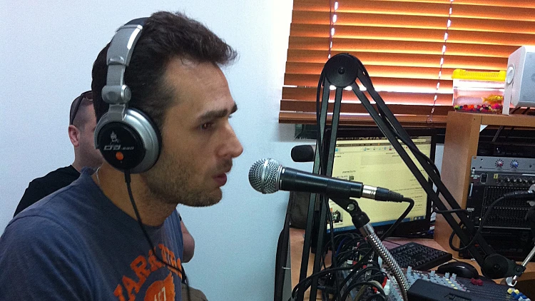 מושיק עפיה מגיע לרדיו