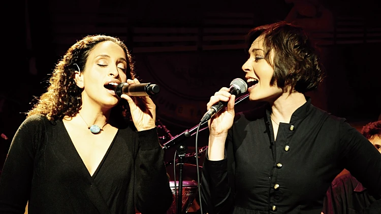 שרה עם מירה עוואד