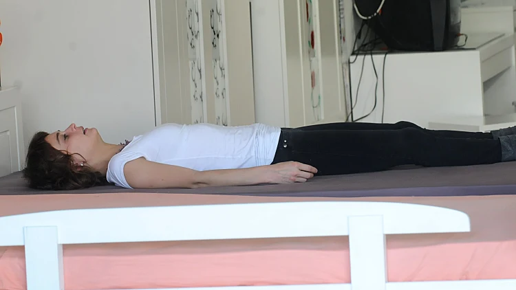 לוסי דובינצ'ק קונה מיטה