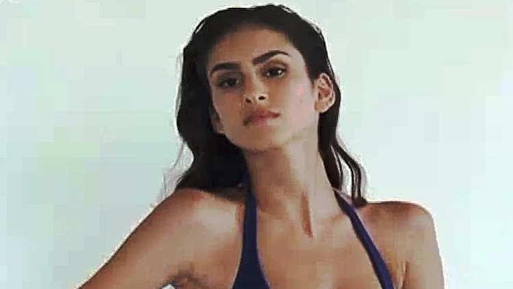 דוגמנית ערבייה הודא נראש בבגד ים