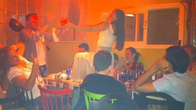 לירז צ'רכי חופשיה על הבר