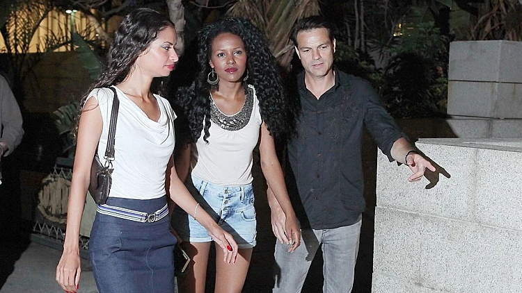 אקי אבני תקף צלם פפראצי