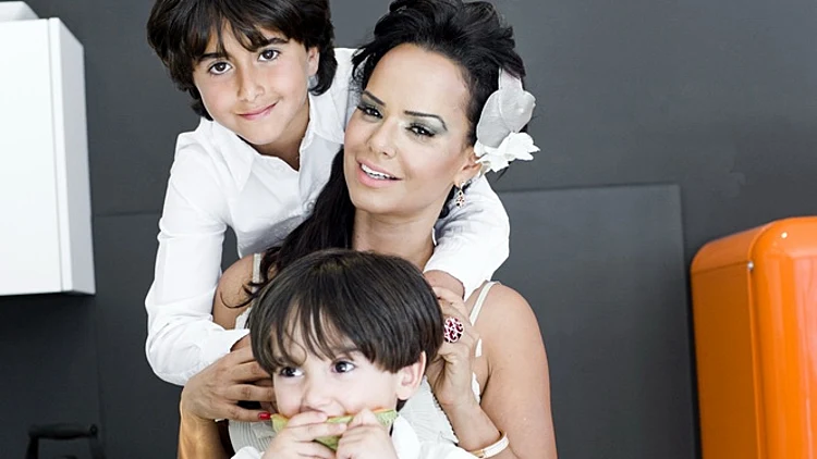 אירית רחמים ושני בניה בצילומים לשער המגזין "הורים וילדים"