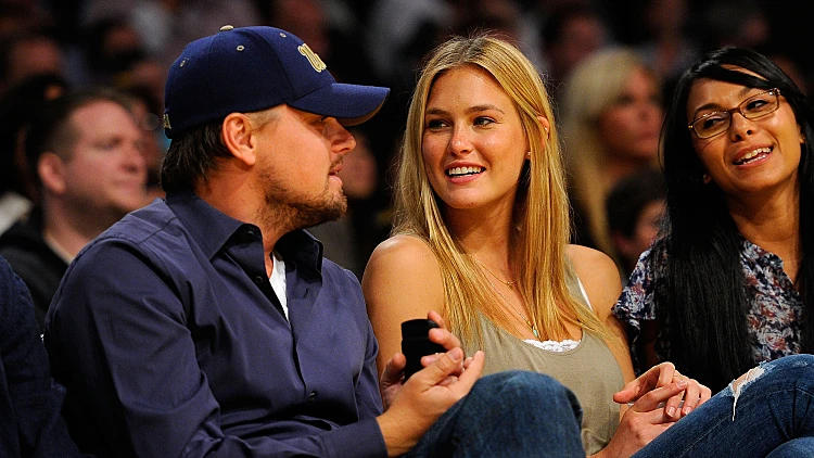 בר רפאלי וליאונרדו דיקפריו במשחק של הלייקרס