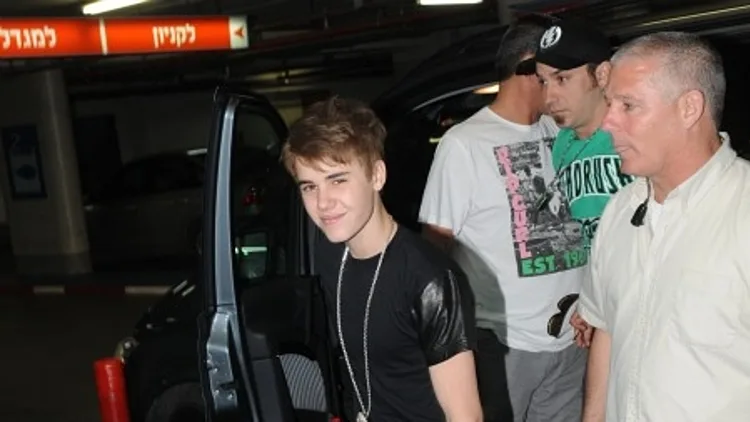 ג'סטין ביבר מזכיר לכולם שהוא טינאייג'ר