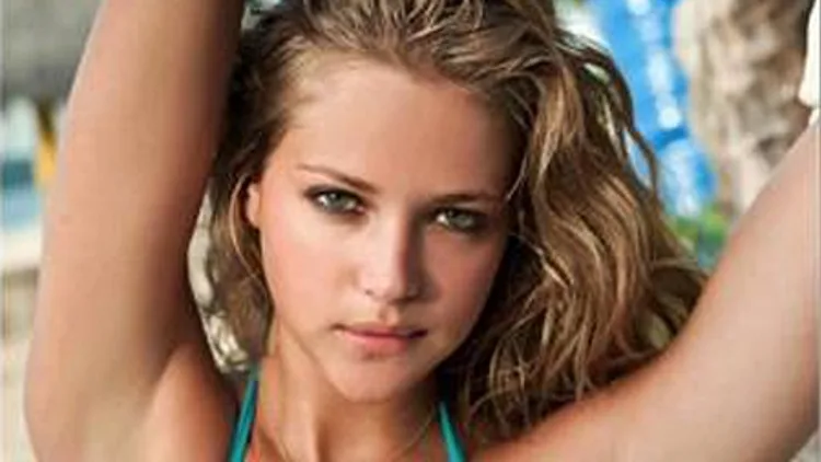 אסתי גיזבורג ספורטס אילוסטרייטד