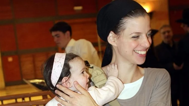 איה קרמרמן בבברית לבן של סיוון רהב מאיר ובעלה ידידיה מאיר