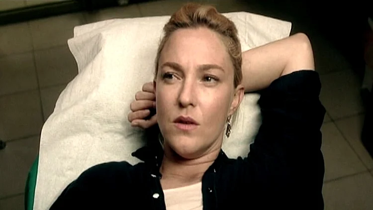 מיה מהרהרת על מיטת הגניקולוג, מתוך פרק 4 של "מתלהבת"