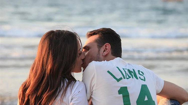 מושיק עפיה וארוסתו מתנשקים