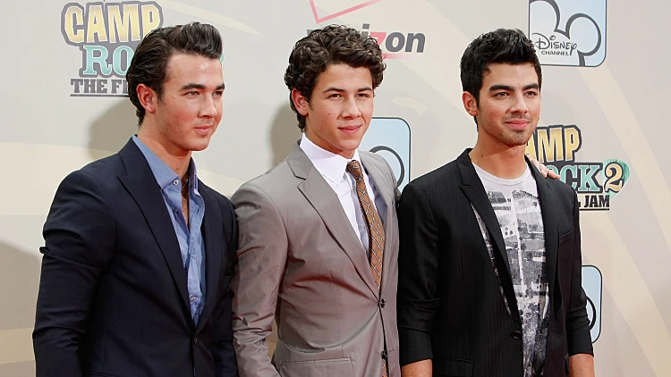 האחים ג'ונאס - קווין ג'ונאס, ניק ג'ונאס, ג'ו ג'ונאס בפרמיירה של "קאמפ רוק 2"