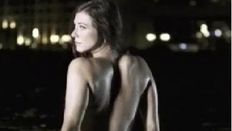 קרן פלס מצטלמת לגיליון היפים והנכונים של פנאי פלוס