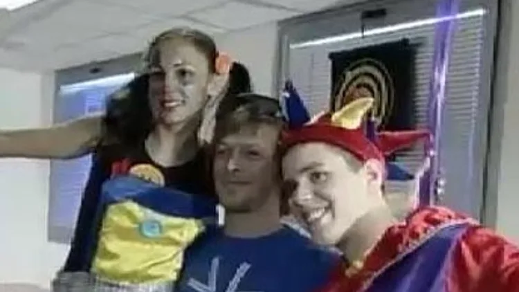 עפר שכטר בקייטנת ילדי העובדים הזרים