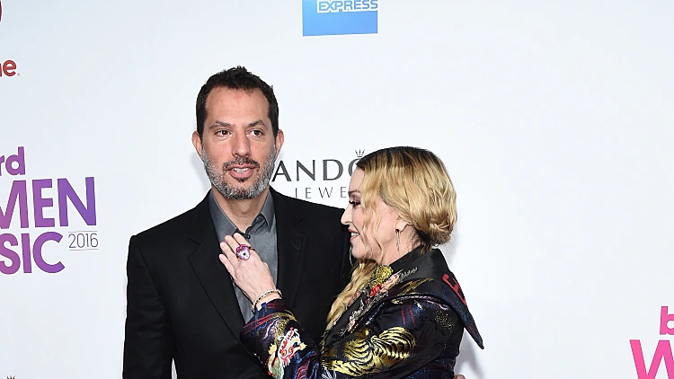 מדונה עם מנהלה האישי, גיא עוזרי, בטקס פרסי הבילבורד