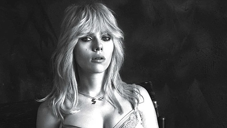 סקרלט ג'והנסון בצילומים סקסיים לאחר הלידה