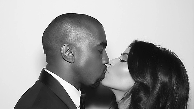 קים קרדשיאן וקניה ווסט מתנשקים