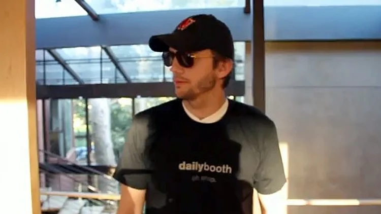 אשטון קוצ'ר בקליפ פרסומת ל-dailybooth