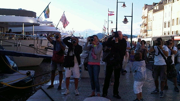 צלמי פפראצי מצלמים את בר רפאלי