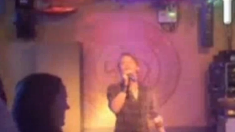 מקולי קלקין שר קריוקי