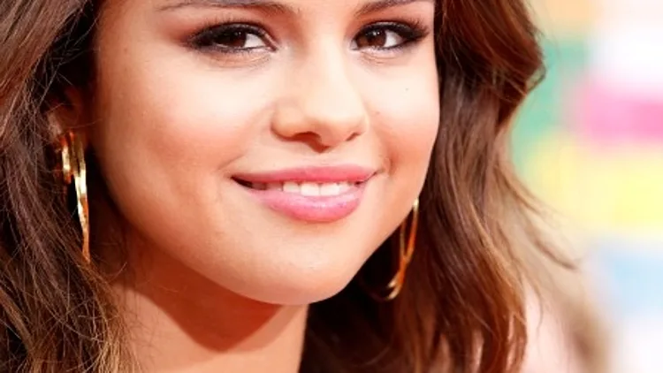 סלינה גומז מחייכת