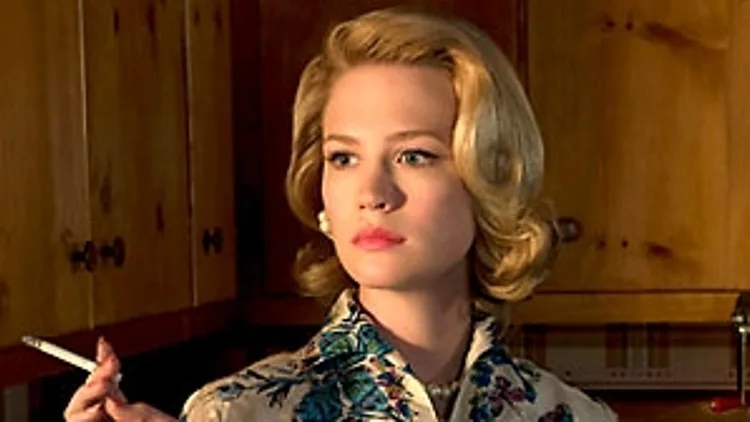 ג'נוארי ג'ונס משחקת את בטי דרייפר ומעשנת סיגריה בסדרה MAD MEN