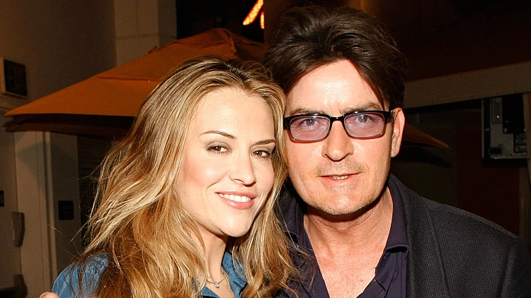 השחקן צ'רלי שין ואשתו ברוק מולר