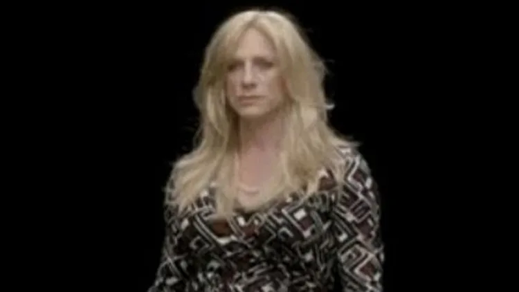 דניאל קרייג בבגדי נשים