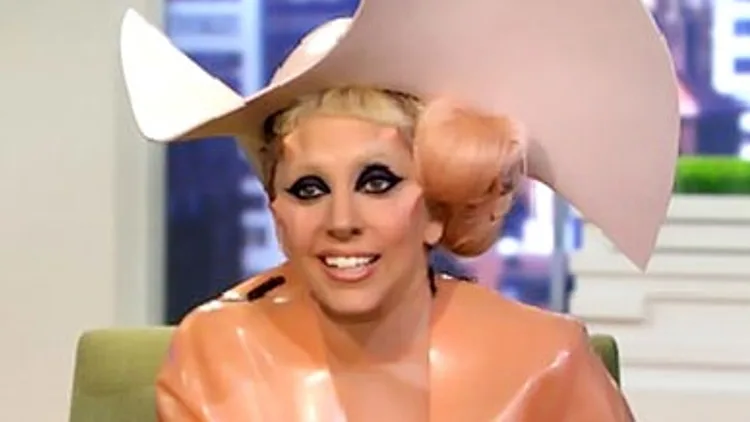 ליידי גאגא ב"בוקר טוב אמריקה" בחליפת לייטקס