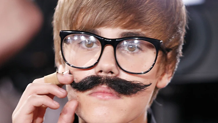 ג'סטין ביבר מתחזה לעיתונאי