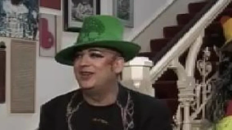 בוי ג'ורג' בביתו