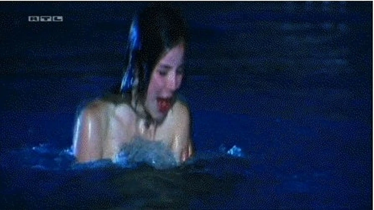 לנה מאייר-לנדרוט מצטלמת טופלס