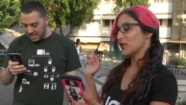 צעירים משחקים באפליקציית פוקימון בכיכר דיזנגוף