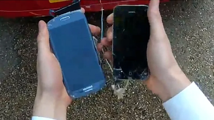 מבחן ריסוק אייפון נגד גלקסי