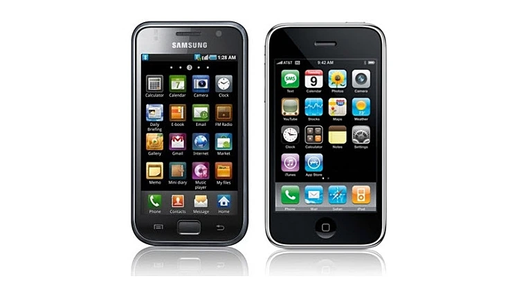 אייפון וגלאקסי אחד ליד השני