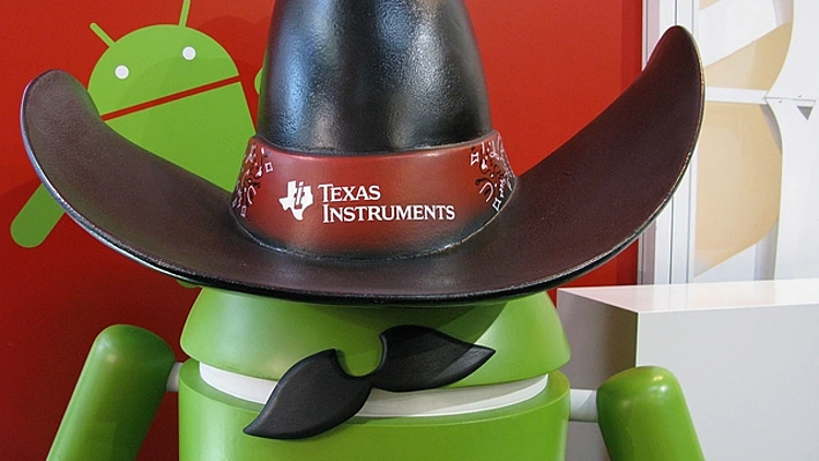 דמות של אנדרואיד עומד(ת) במהלך תערוכת הסלולר בברצלונה 2011