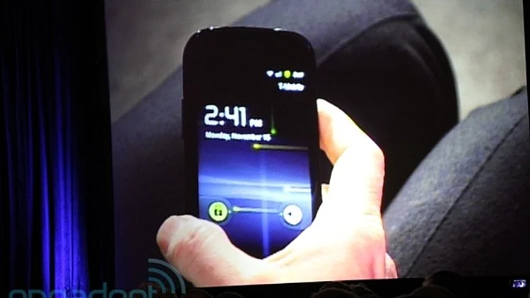 מנכ"ל גוגל, אריק שמידט, מנופף כבדרך אגב בנקסוס S