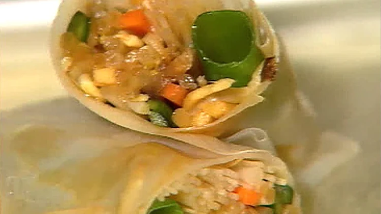 אהרוני מכין אגרול ירקות ויאטנמי