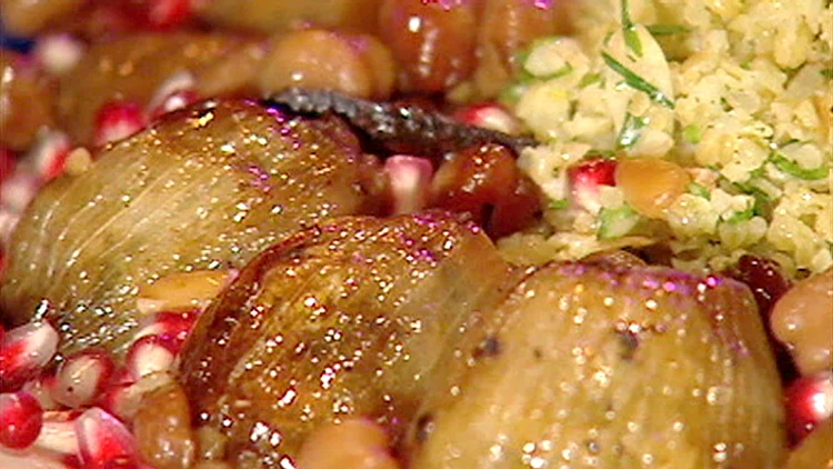 אהרוני מכין בצלים ממולאים בבשר טחון על מצע בורגול