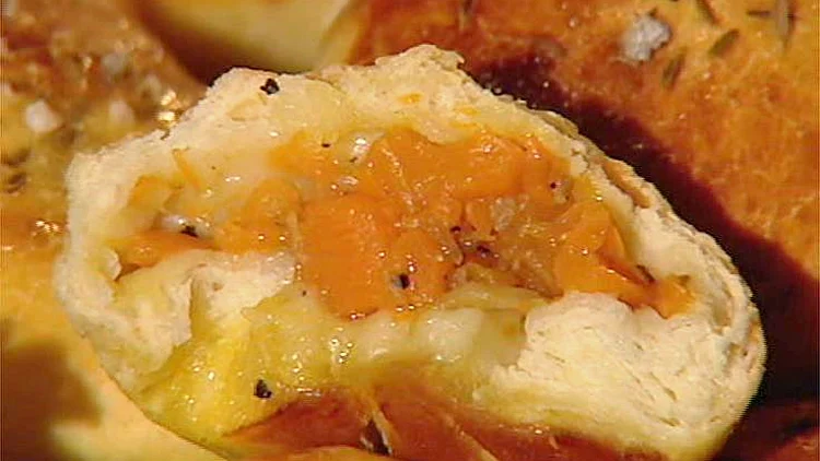 גוש גידג'ה – מאפה בצק במילוי קוביות דלעת ובצל מטוגן