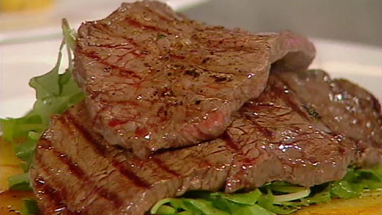 אהרוני מכין סטייק סינטה עם תפוחי אדמה